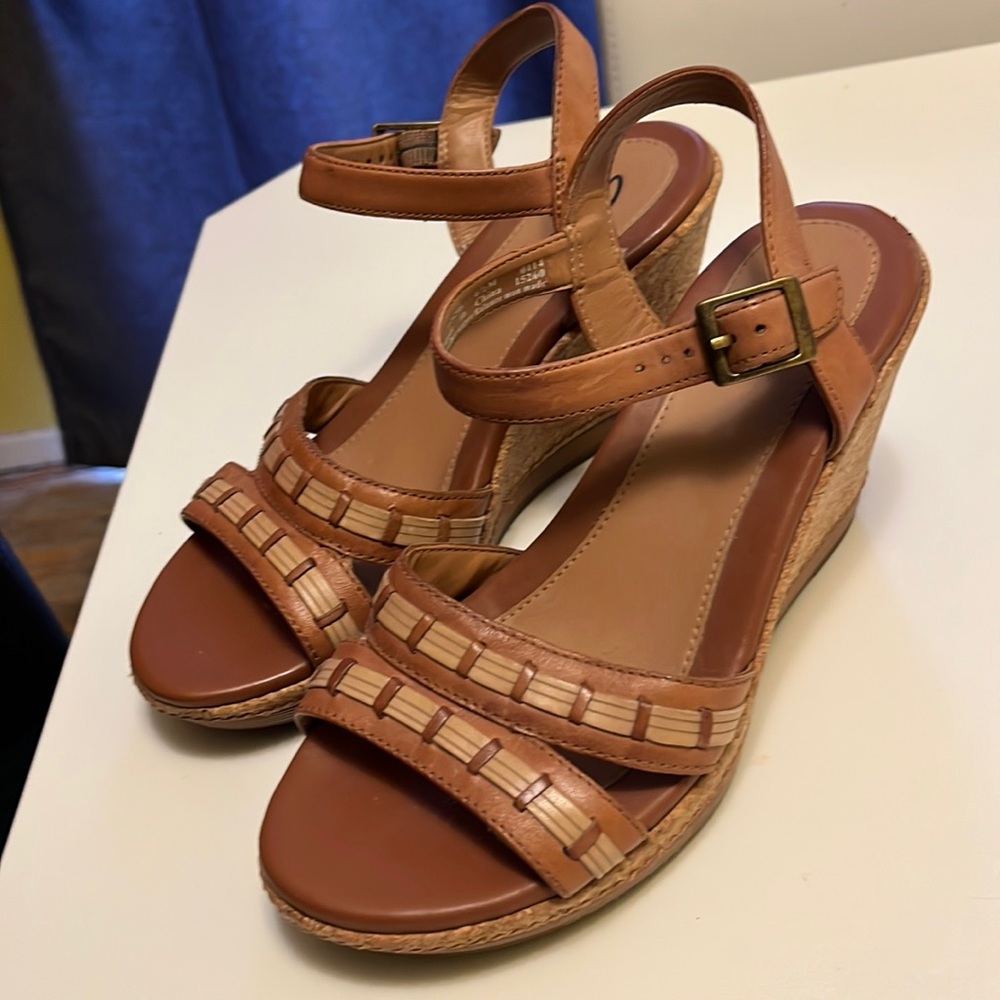 Clarks ￼ leather upper man made balance 6 1/2 medium wedge sandal
